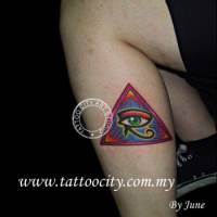 Tatuaje del ojo de horus dentro de un triangulo
