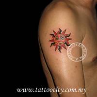 Tatuaje de un sol con cara