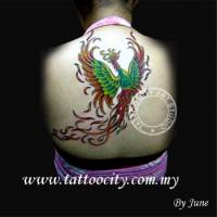 Tatuaje de un ave fénix dejando ir muchas plumas