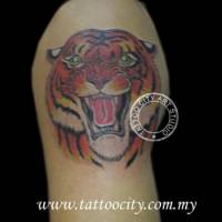 Tatuaje de una cabeza de tigre rugiendo