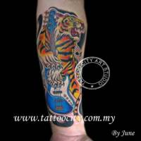 Tatuaje de un tigre y una guitarra eléctrica