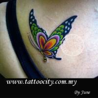 Tatuaje de una mariposa de largas antenas