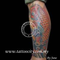 Tatuaje de una gran carpa en la pierna