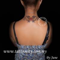 Tatuaje de una mariposa con tribales en la nuca de una mujer