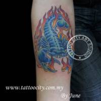 Tatuaje de un escorpión en llamas