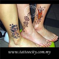 Tatuaje de unas flores, una hada y una mariposa