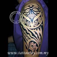 Tatuaje de un tribal Maorí en el brazo