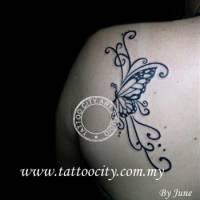 Tatuaje de una mariposa delante de unas lineas onduladas