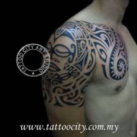 Tatuaje de un tribal maorí en el hombro hasta el pecho