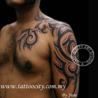 Tatuaje de un tribal sombreado en brazo pecho y cuello