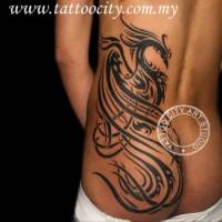 Tatuaje de un fénix hecho de tribales