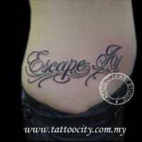 Tatuaje de una frase que dice Escape Fly en la cintura de una chica