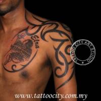 Tatuaje de un tribal en el brazo con un angel en el pecho
