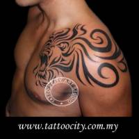 Tatuaje de un león en el pecho con la melena de tribal