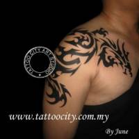 Tatuaje de un tribal en forma de dragón