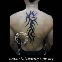 Tatuaje de un tribal en la columna