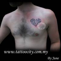 Tatuaje de un a frase con forma de corazón en el pecho