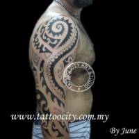 Tatuaje de una espiral maorí en el brazo
