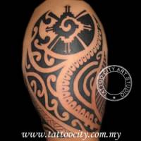 Tatuaje de una espiral maorí en el brazo con algunas flechas alrededor
