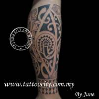 Tatuaje de una espiral maorí en el antebrazo