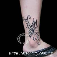 Tatuaje de una mariposa  con unas líneas finas en el tobillo