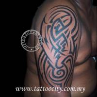 Tattoo tribal en el brazo