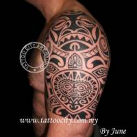 Tattoo maorí en el brazo