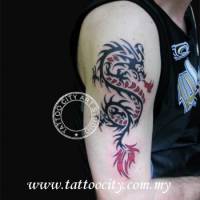 Tatuaje de un dragón tribal sacando fuego