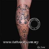 Tatuaje maorí en la pierna con un sol y un señor remando