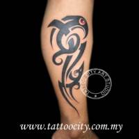 Tatuaje de un ave en forma de tribal