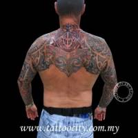 Tatuaje de un tribal maorí media espalda y brazos