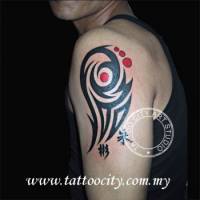 Tatuaje de un tribal con unos círculos y unas letras chinas