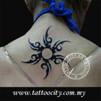 Tatuaje de un sol tribal en la nuca de una mujer