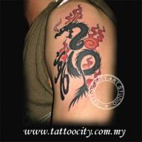 Tatuaje de un dragón enroscado rodeado de fuego