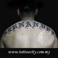 Tatuaje de un nombre ocupando toda la espalda en letras góticas