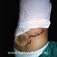 Tatuaje de un tribal en la espalda