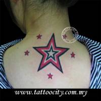 Tatuaje de unas estrellas en la nuca de una chica