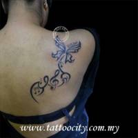 Tatuaje de una mariposa con una fecha y notas musicales