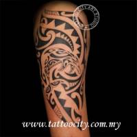 Tatuaje de un delfin dentro de un tribal maorí