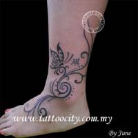 Tatuaje de una mariposa posada en unas lineas con forma de tallo