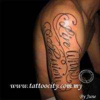 Tatuaje de la frase Live with passion en el brazo