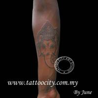 Tatuaje de Ganesha en el antebrazo