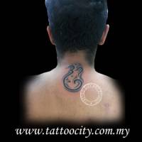 Tatuaje en la nuca