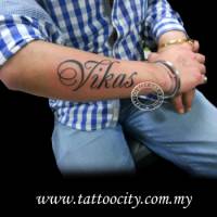 Tatuaje del nombre Vikas en el antebrazo