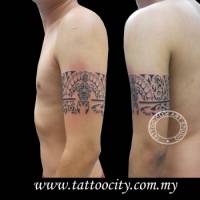 Tatuaje de un brazalete maorí