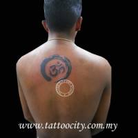 Tatuaje de un círculo zen con el om dentro