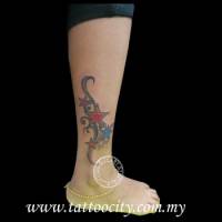 Tatuaje de varias estrellas de colores en el tobillo