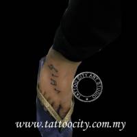 Tatuaje de unas notas musicales en el pie
