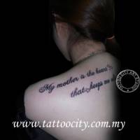 Tatuaje de una frase con algunos corazones en la espalda de una chica