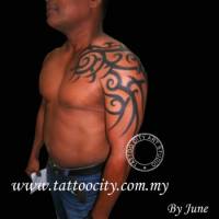 Tatuaje de un tribal en pecho hombro y brazo